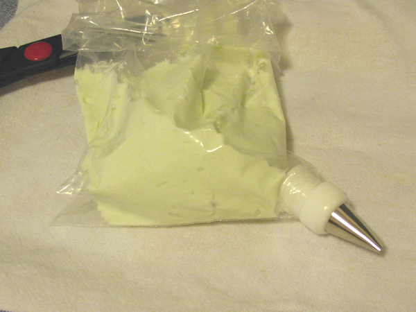 How to make your own piping bags (6/6)